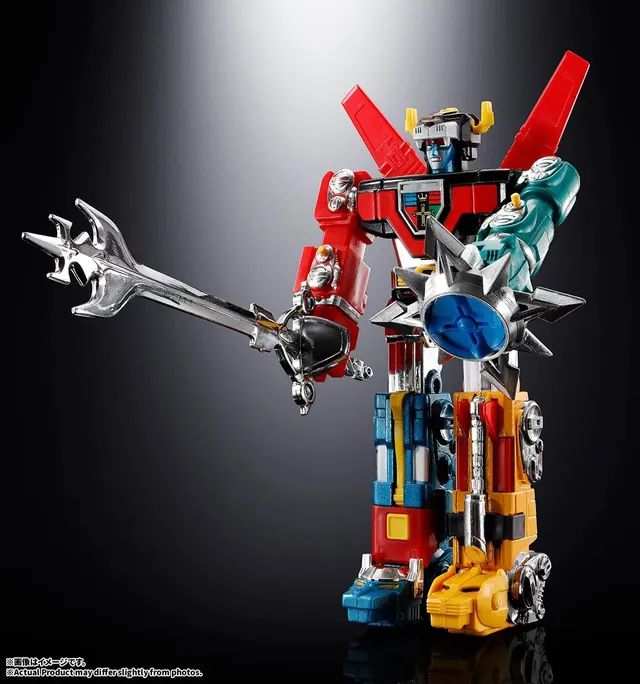 Chogokin Hyakujuoh GoLion holding the Ten Kings Sword and Space Cutter shield, official product photo