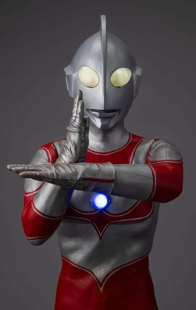 MegaHouse Ultimate Article Return of Ultraman figure, a 40 cm silver and red Ultraman Jack with arms crossed in the Specium Ray pose and the blue Color Timer lit, shot from the waist up on a gray background, official product photo